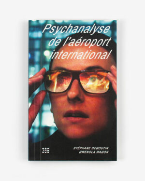 Couverture de Psychanalyse de l'aéroport international. Le portrait d'un homme avec des lunettes, le reflet révèle des flammes.